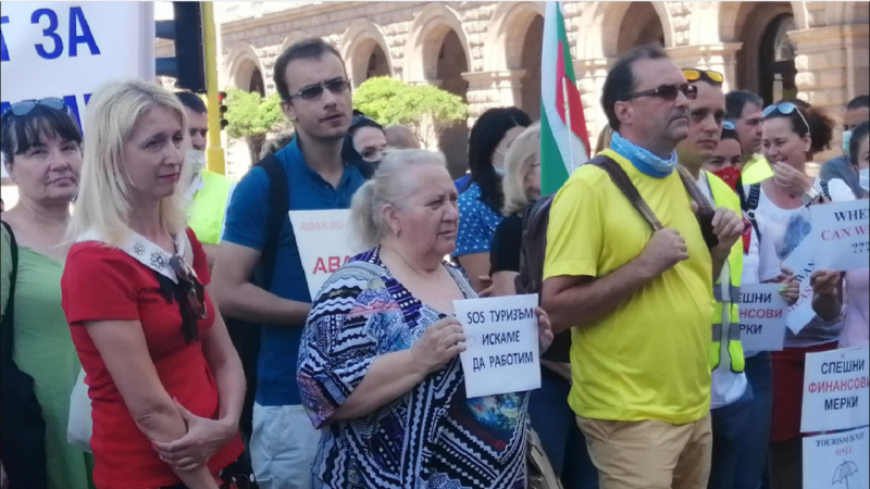 Туроператори излизат на протест пред президентството, искат оставка  