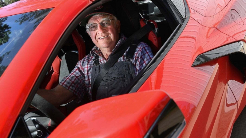 87-г. пенсионер сбъдна мечтата си – купи си мощна спортна кола СНИМКИ