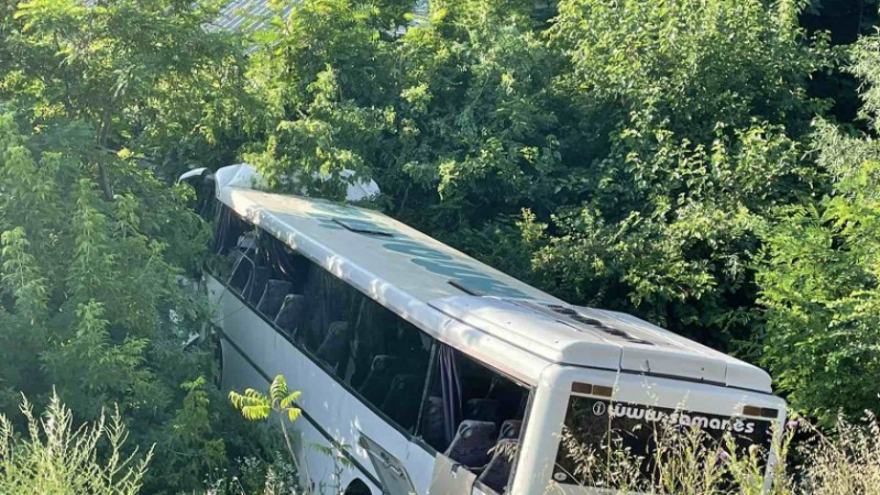Автобус излезе от пътя и падна в канавка в Стара Загора СНИМКИ