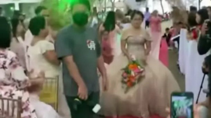 Непознат изскочи под роклята на булката насред церемонията, а младоженецът...