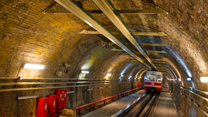В Истанбул върви най-старото метро на европейския континент