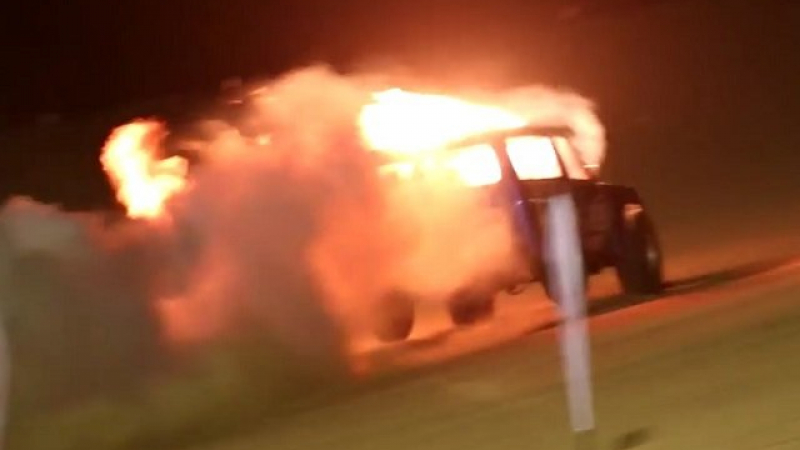 Зрелищно ВИДЕО: Находчив шофьор умело загаси горящ автомобил