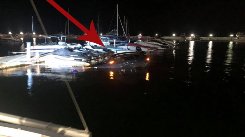 Зрелище: Автомобил "плава" сред яхтите в Свети Влас СНИМКА