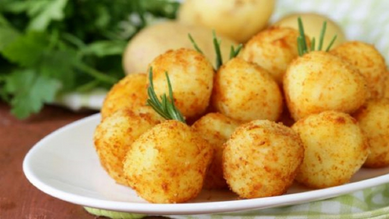 Вкусотия: Няма наяждане с тези картофени топчета с кашкавал, стават за минути