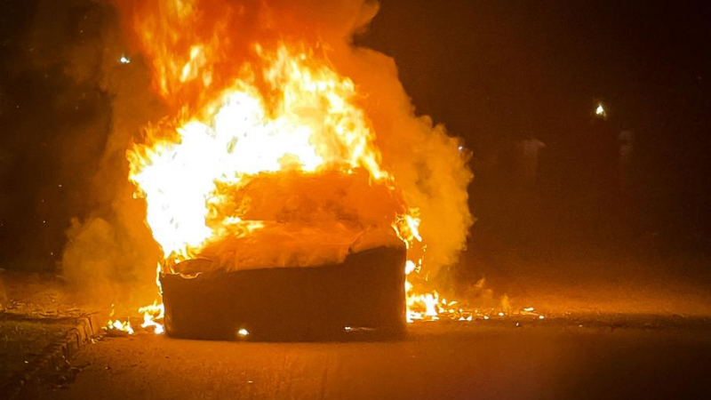 Страховит инцидент: Нова скъпа Tesla пламна като факла на пътя, а шофьорът... СНИМКИ