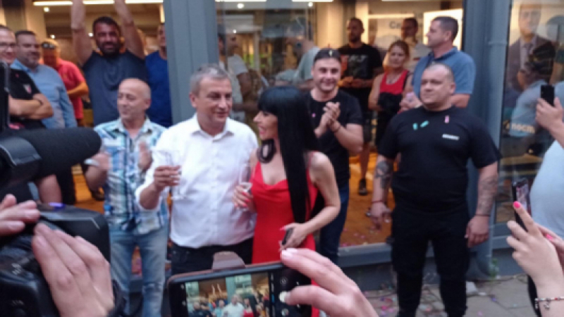 Първият кмет на Слави награби засукана брюнетка след победата ВИДЕО 