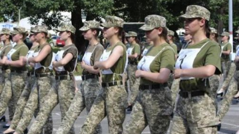 Скандал тресе Украйна: Защо накараха жените да маршируват така ВИДЕО