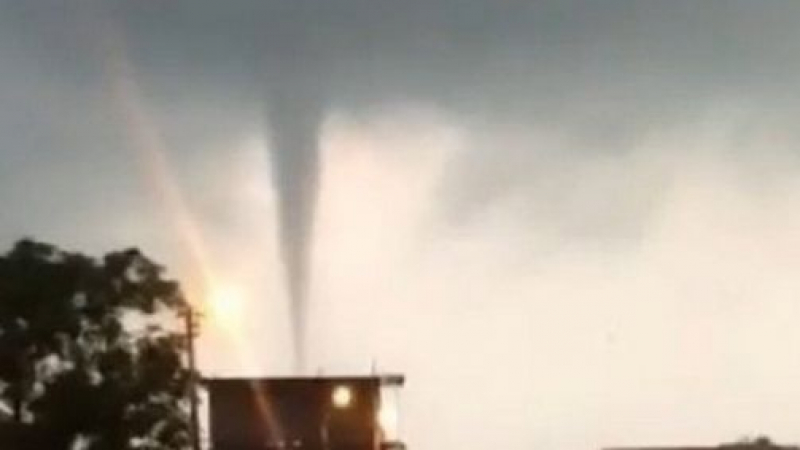 Мощно торнадо удари Южна Турция, страшно е! ВИДЕО