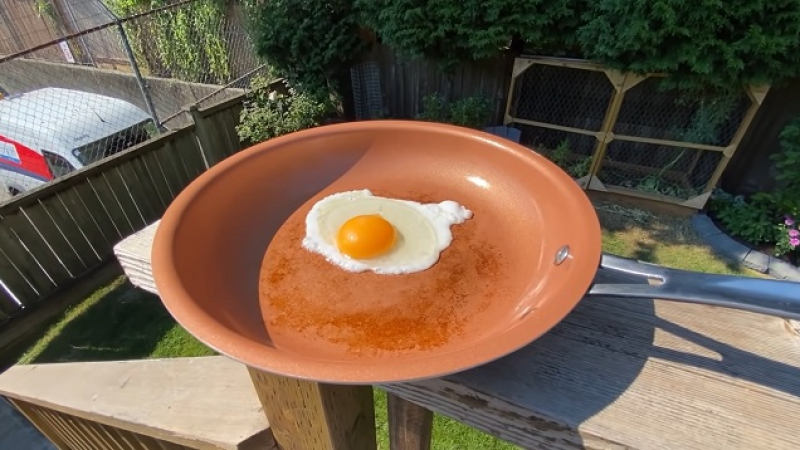 Уникално ВИДЕО: Мъж изпържи яйце в тиган само чрез горещината навън