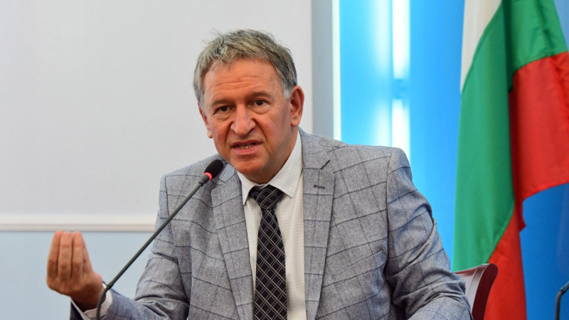 Стойчо Кацаров май вече не е лекар, но продължава да се изявява като здравен министър 