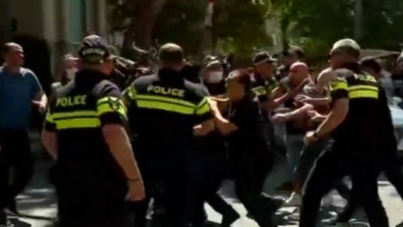Бунт и кръвопролития срещу гей парада в Тбилиси, жестоки боеве в грузинската столица ВИДЕО 