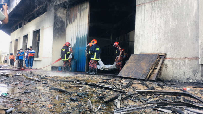 Огнен ад: 43 загинали при пожар във фабрика в Бангладеш
