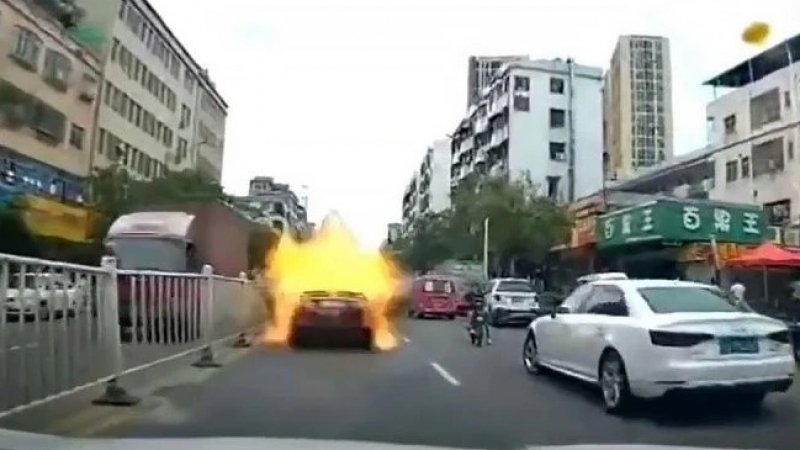 Зрелищни ВИДЕА: Toyota Camry се взриви по средата на улицата