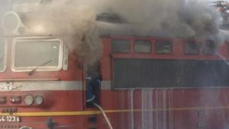 Влак избухна в пламъци край Враца