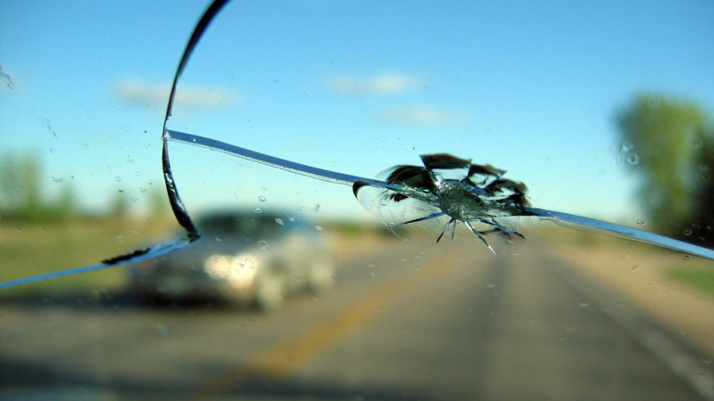 Как бързо да премахнете пукнатина на предно стъкло на кола