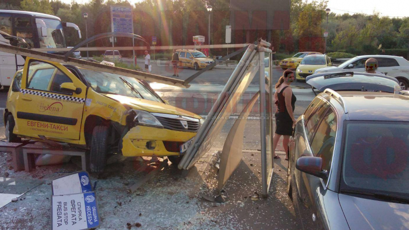 Пияна шофьорка направи големи поразии в центъра на Слънчев бряг СНИМКИ