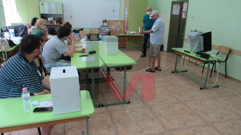 Избиратели в Русе късат разписките от машините, защото не били...  (ВИДЕО)