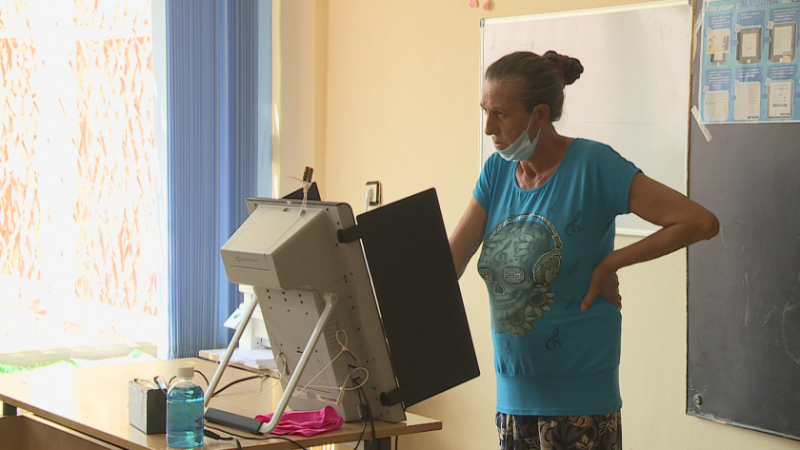 Сензация: Жена гласува цял час в село Каменар! 