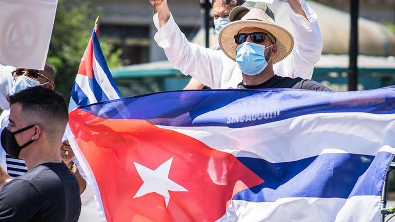 Президентът на Куба призова комунистите да излязат на улиците ВИДЕО
