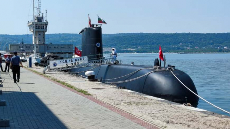 Турска подводница акостира на Морска гара във Варна СНИМКИ