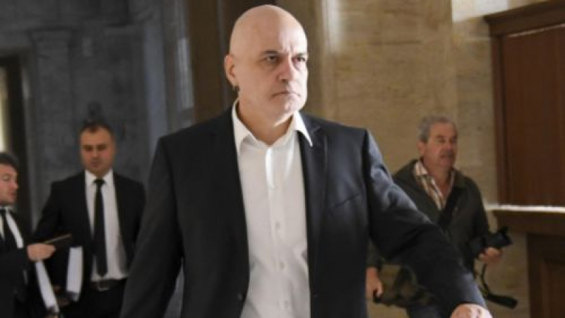 Политолог предрече трудни преговори заради знаково лице в кабинета на Слави 