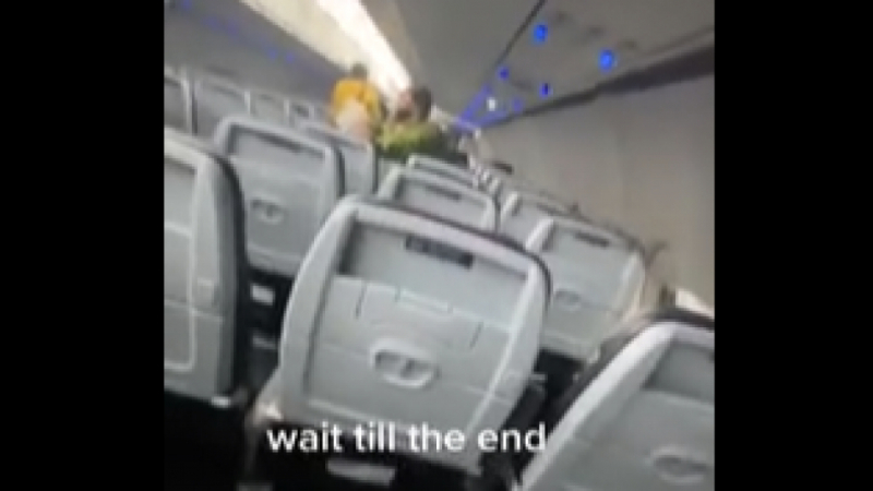 Екшън в самолет: Жена отхапа част от тялото на член на екипажа 