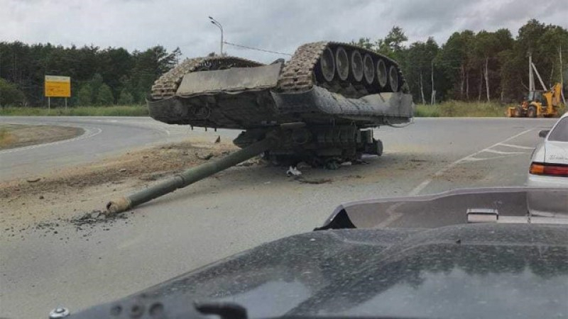 КАМАЗ изпусна 40-тонен танк, ето какво се случи ВИДЕО