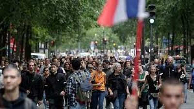 Хиляди на протест срещу здравните сертификати в Париж
