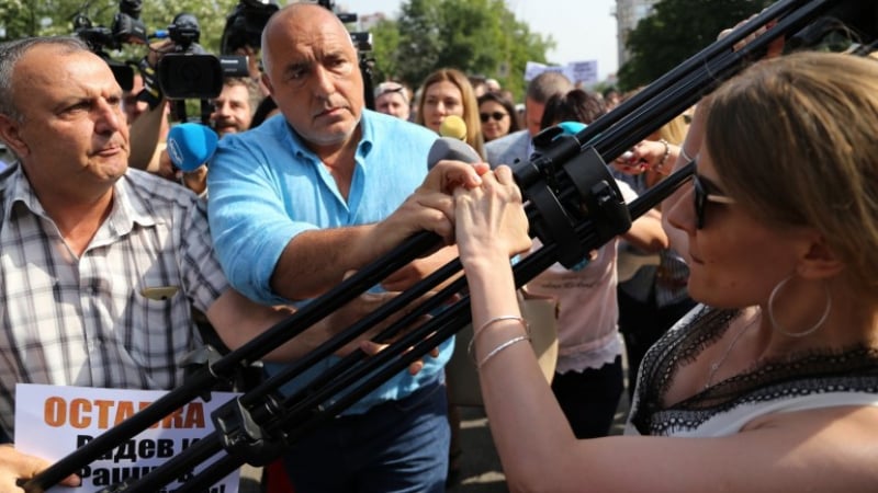Провокаторка нападна Борисов, едва я спасиха от линч ВИДЕО