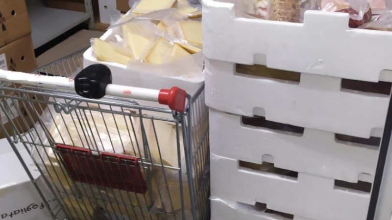 Спипахa близо 1 тон сирене и месо с изтекъл срок в склад в Пазарджик