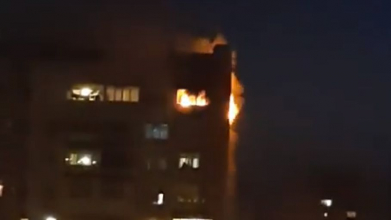Ужас в Стара Загора! Гори 16-етажен блок, пожарникарите безпомощни ВИДЕО