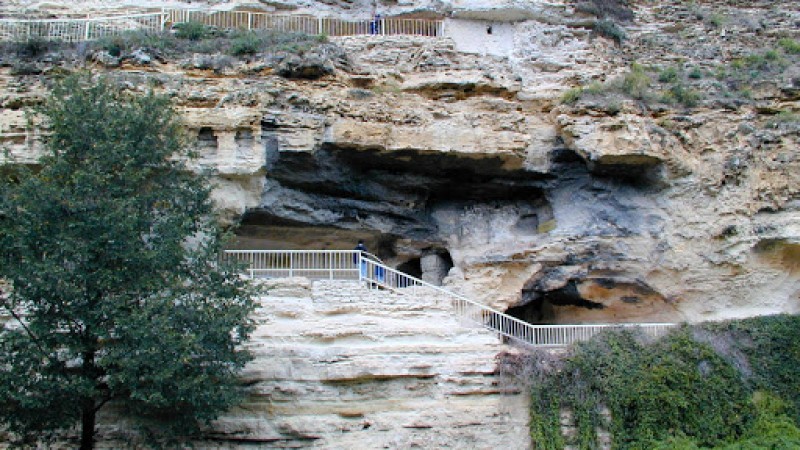Този български манастир крие несметни съкровища в лабиринт от тунели