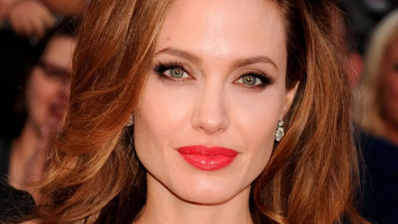 Анджелина Джоли се разходи без бельо по "Сънсет булевард"