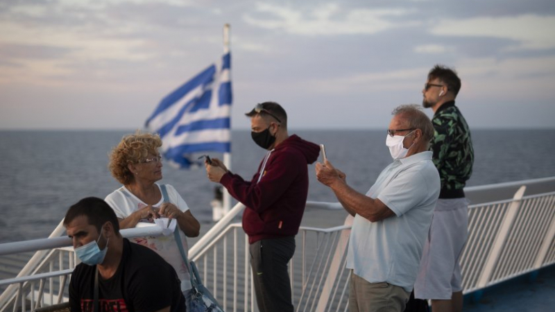 В разгара на сезона: Туристи напускат най-популярния гръцки остров