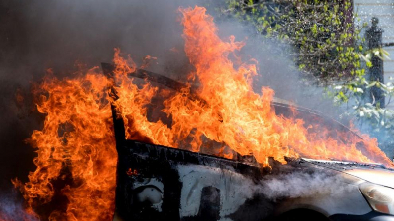 Огнен инцидент: Кола изгоря като факла близо до Варна СНИМКА