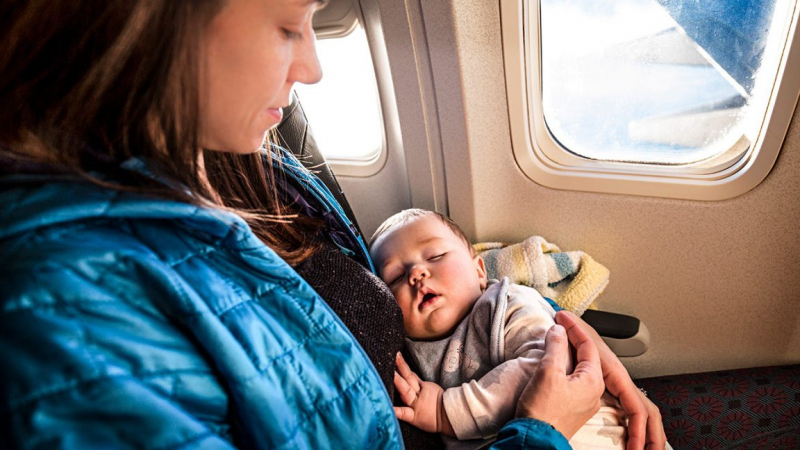 Стюардеса унижи жестоко пътничка заради бебето й и я вкара в "черен списък"