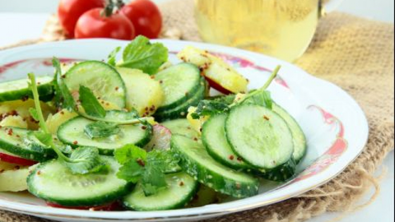 Фамозна рецепта за вечеря: Свежа салата с краставици и специален дресинг