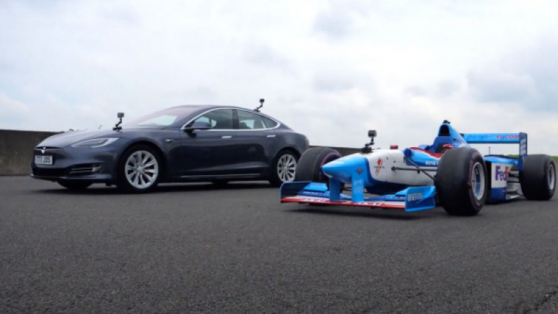 Драг гонка: Болид от Формула 1 срещу Tesla Model S ВИДЕО