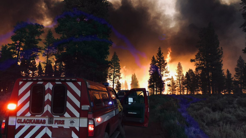 Хиляди евакуирани заради пожарите в Орегон
