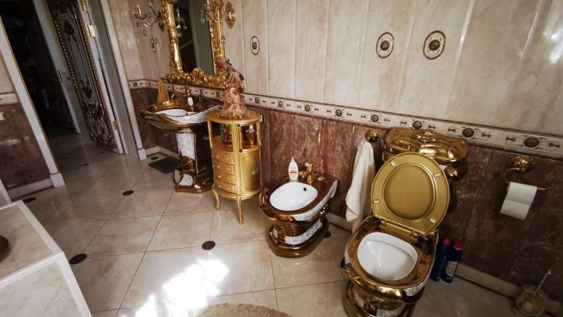 Арестуваха началник на катаджии, вдигнал от подкупи дворец със златни тоалетни ВИДЕО