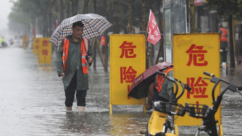 Воден апокалипсис в Китай взе десетки жертви СНИМКИ