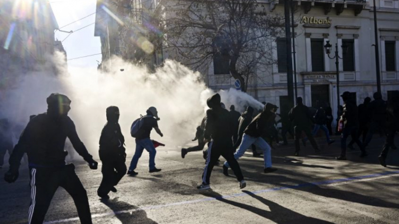 В Атина е страшно, полицията прибягна до сълзотворен газ 