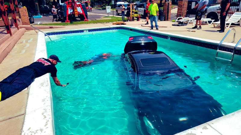 Шофьор потопи луксозен автомобил в плувен басейн и... ВИДЕО