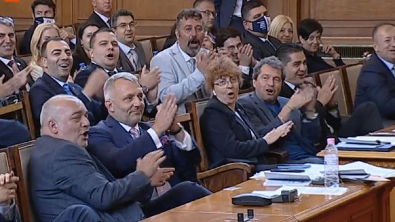 Цирк в парламента! Биков и Тошко Йорданов си говорят на "татко" и "сине"!