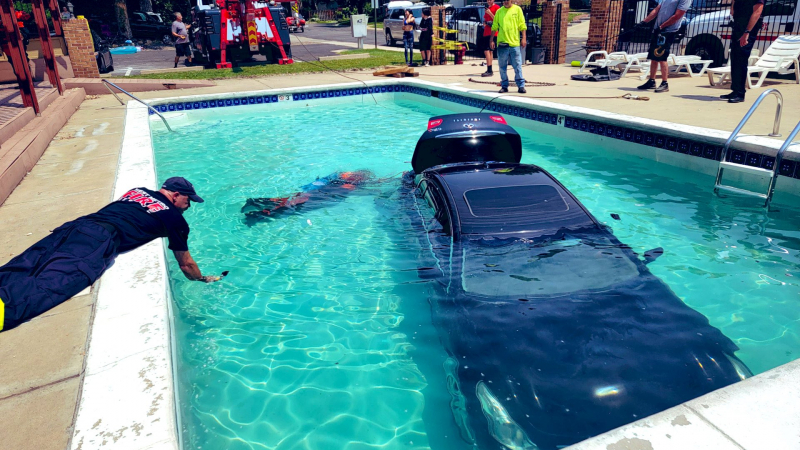 Млада шофьорка допусна тази грешка и прати колата си в басейна СНИМКИ