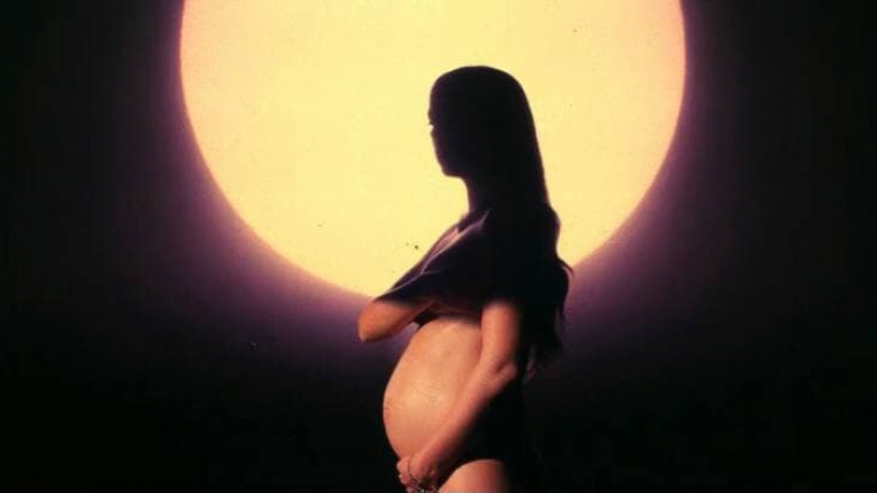 Певица се снима напълно гола, за да обяви бременността си ВИДЕО 18+