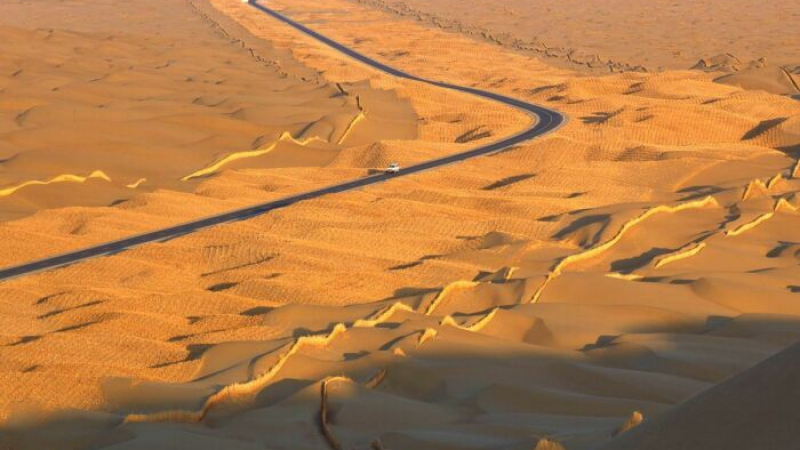 Защо Китай построи най-дългия път в пустинята сред дюните СНИМКИ