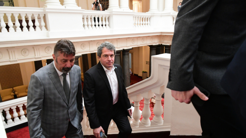 Започна се: Сценаристите на Слави дадоха старт на ключовата среща с ДПС