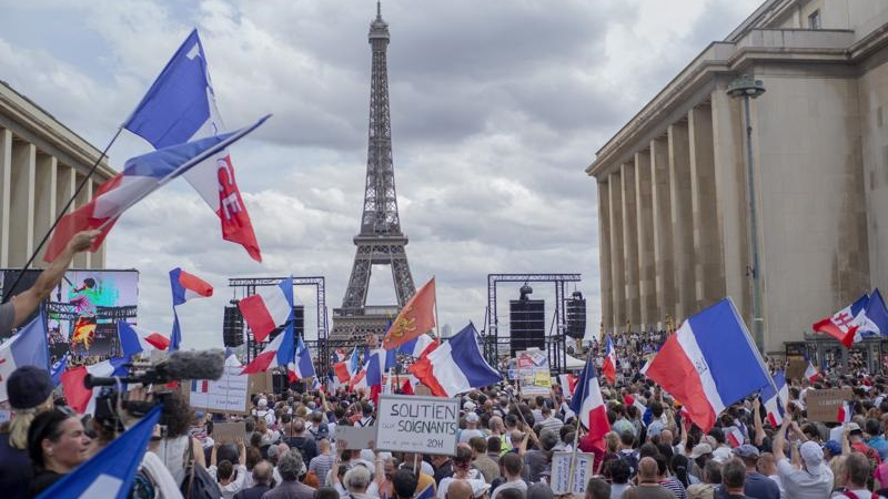 След сблъсъците във Франция: Въвеждат закон за ваксинационните паспорти