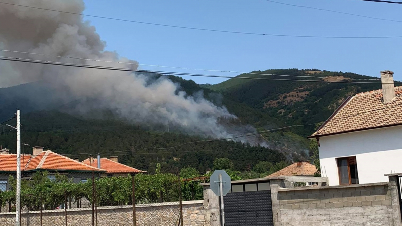 Ексклузивно в БЛИЦ: Огнен ад край Твърдица, включи се и военен хеликоптер ВИДЕО 